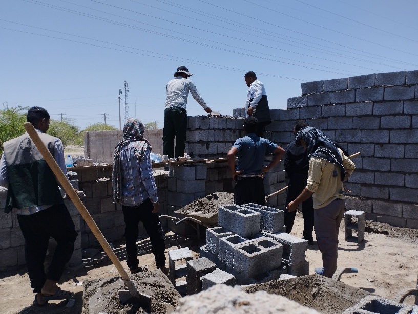 ساخت خانه برای یک خانواده نیازمند توسط گروه جهادی در عنبرآباد