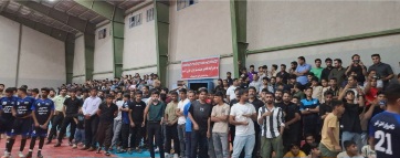 استقبال بی‌نظیر تماشاگران از مسابقات فوتسال جام رمضان عنبرآباد